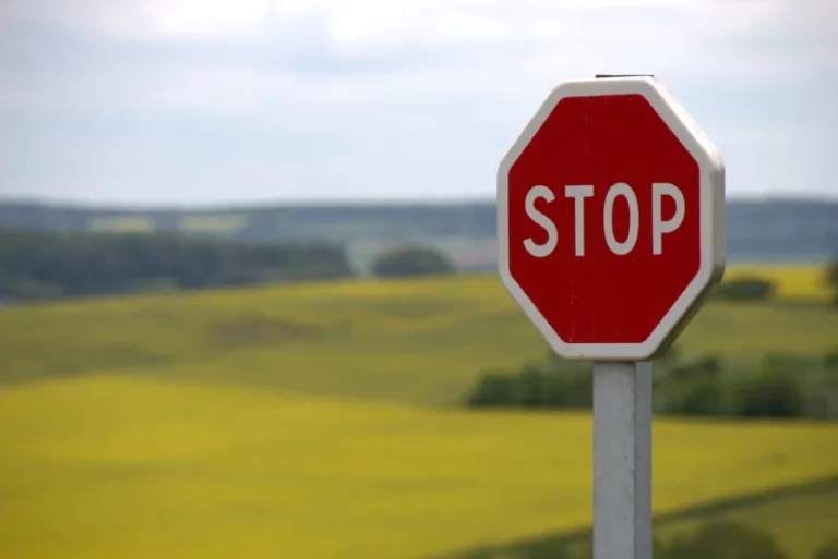 Ein Stop-Schild, das dafür steht, wie in WordPress die eigene E-Mail-Adresse vor Spammern geschützt werden kann.